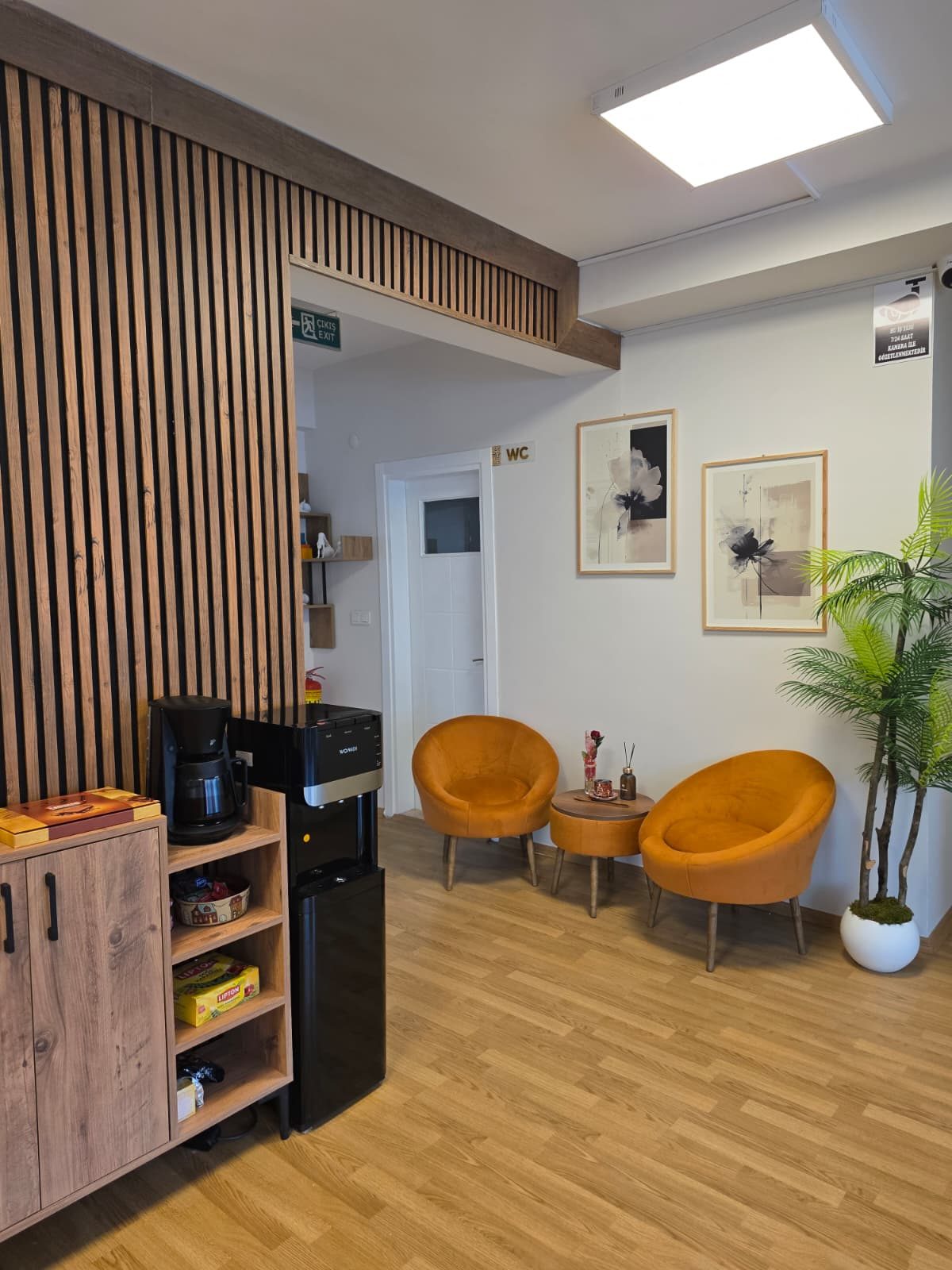 MonoFlow karşılama ve dinlenme alanı — Kadıköy pilates stüdyosu