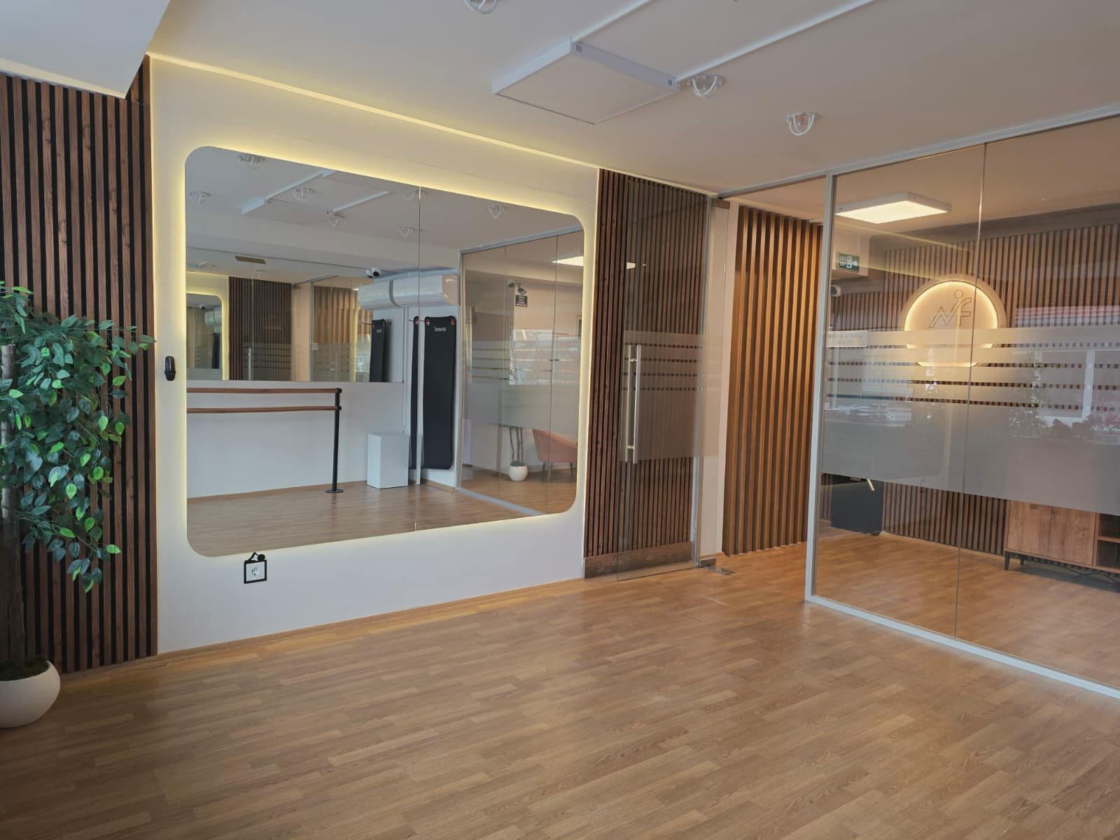 Mat pilates ve yoga dersleri için aynalı stüdyo salonu — MonoFlow Kadıköy