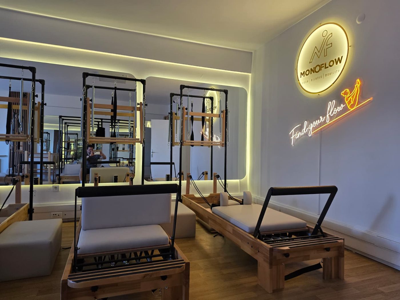 MonoFlow reformer alanı ve aydınlatmalı logo duvarı — Kadıköy Caferağa