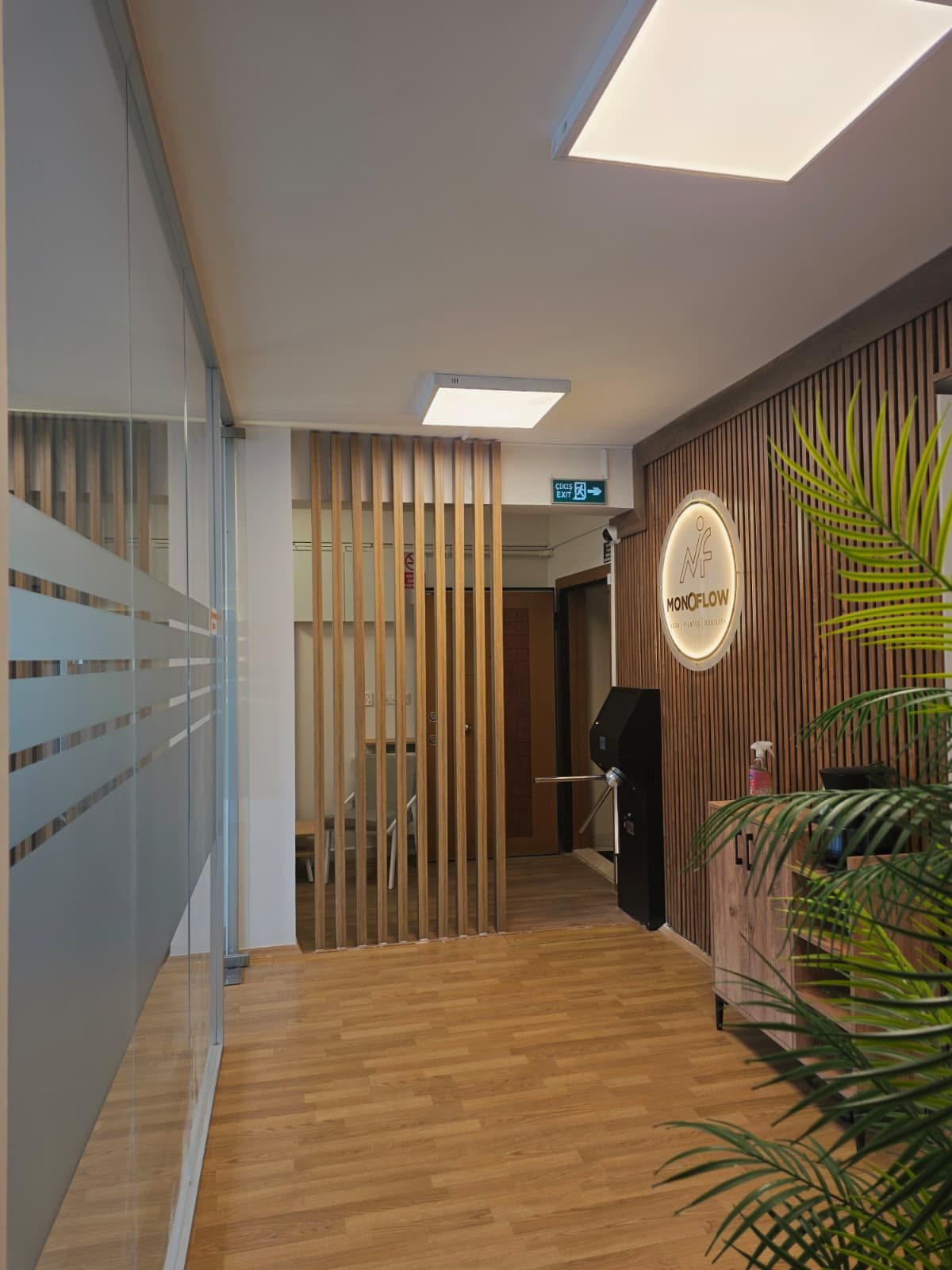 MonoFlow stüdyo girişi — ahşap detaylar ve MonoFlow logosu, Kadıköy