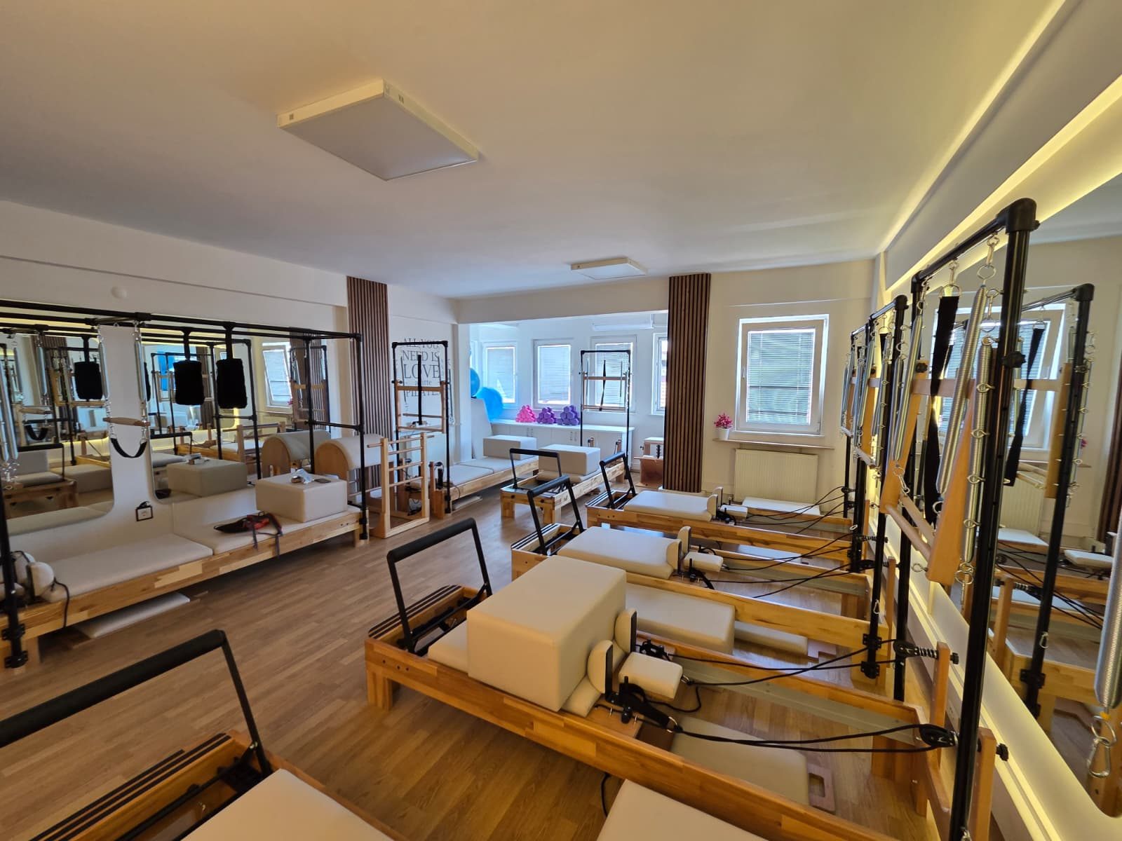Kadıköy MonoFlow hamile pilatesi için aynalı stüdyo ve reformer alanı