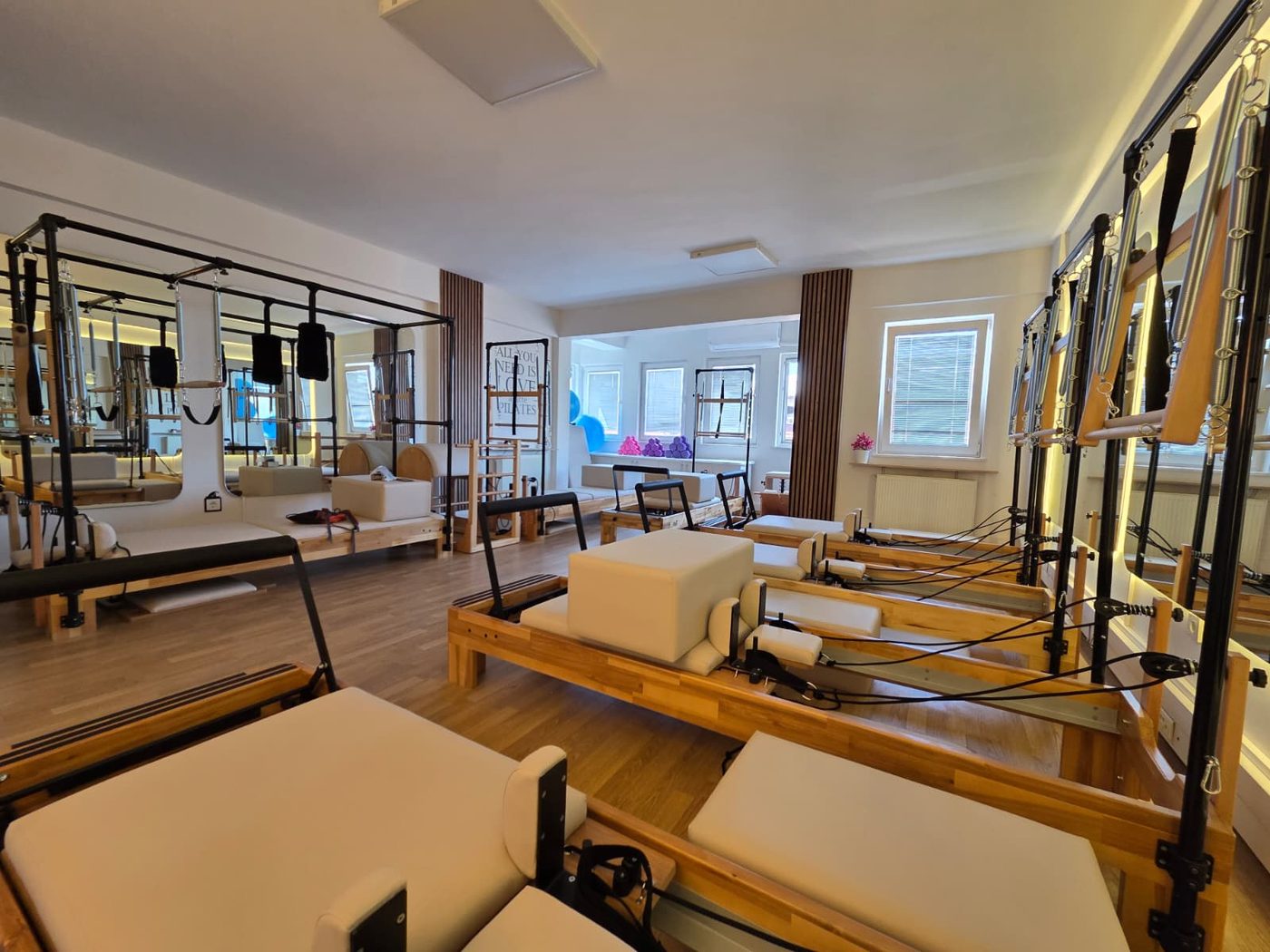 Reformer pilates grup dersi alanı — MonoFlow Kadıköy