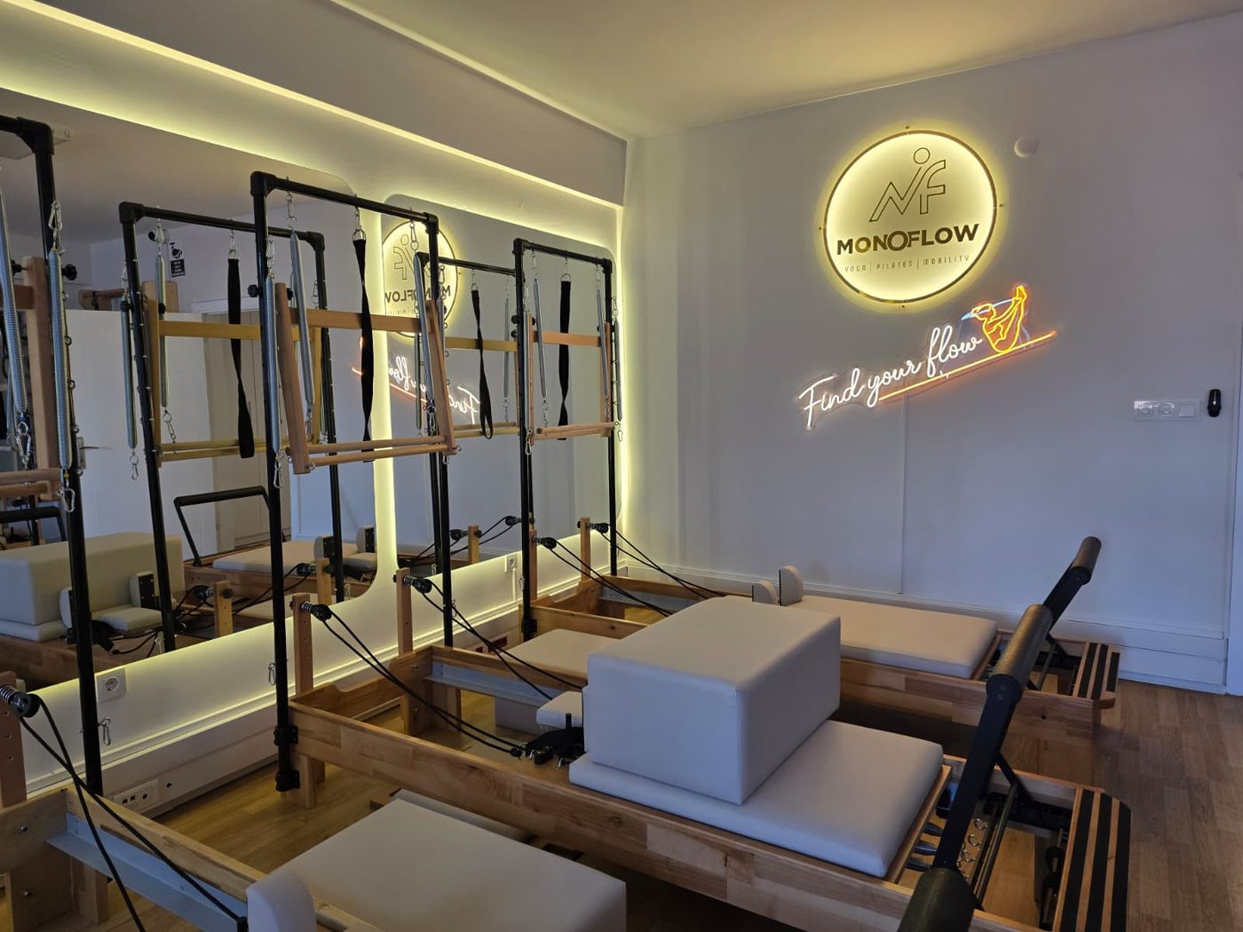 Reformer pilates ekipmanı yakın çekim — MonoFlow Kadıköy