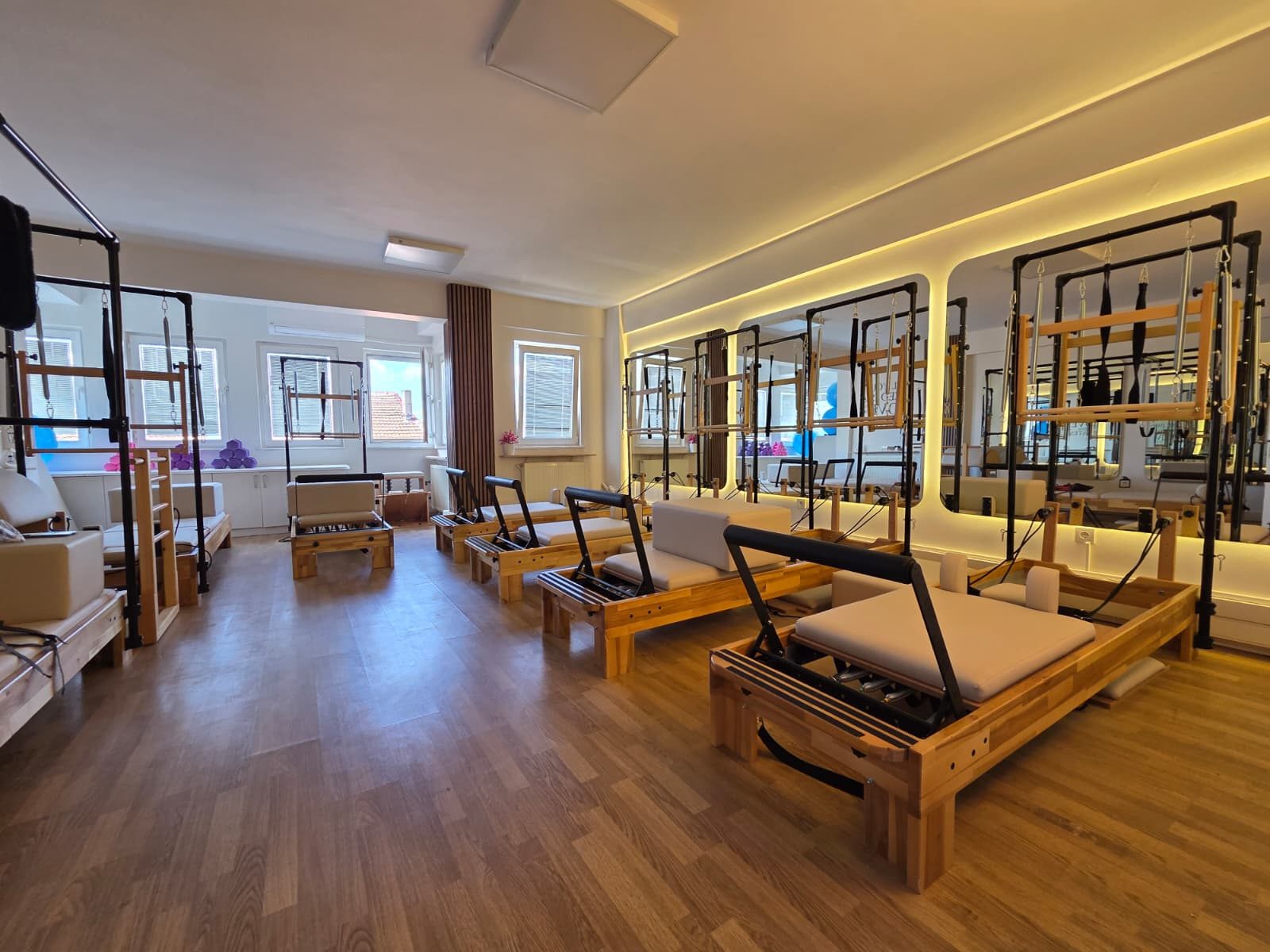 Kadıköy'deki MonoFlow reformer pilates salonu — doğal ışık alan geniş çalışma alanı
