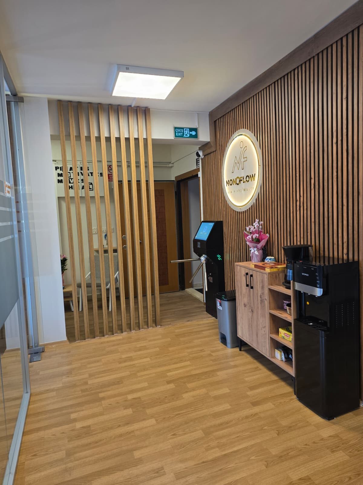 MonoFlow resepsiyon alanı — Kadıköy movement & wellness stüdyosu